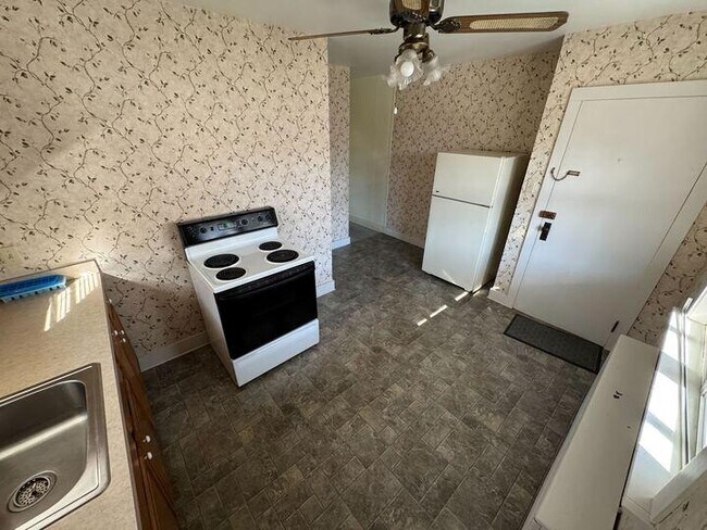 Building Photo - 212 W Pine Ave