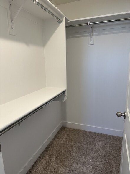 Building Photo - 1402 N Mdw Ln