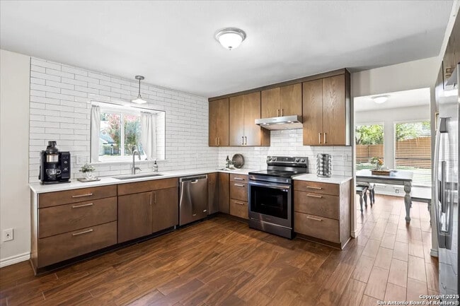 Building Photo - 10133 Sandyglen