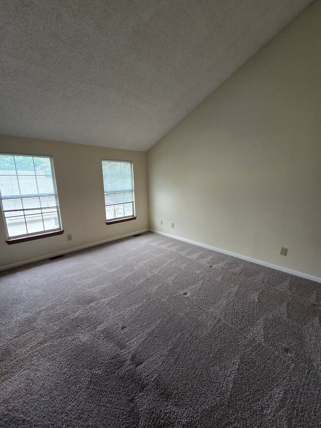 Building Photo - Stunning Townhome with Prime Location and ...