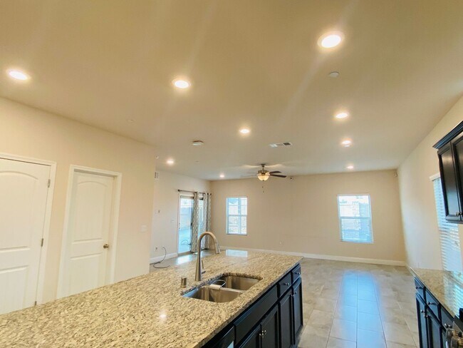 Building Photo - $3,195 Leonard & Shaw, 5 Beds - Alamos Ave...