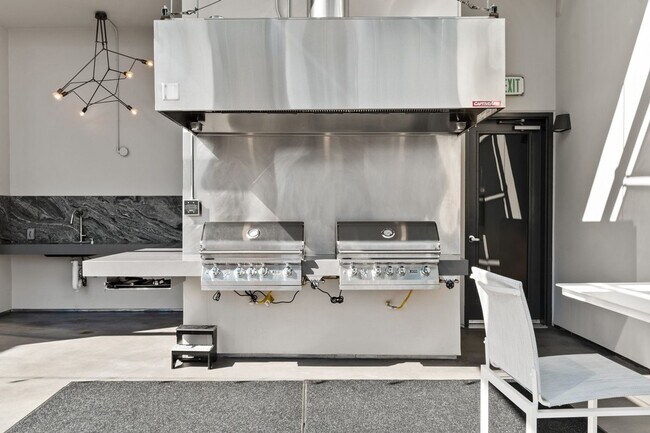 Building Photo - Modern Chic 2 bedroom at M2i