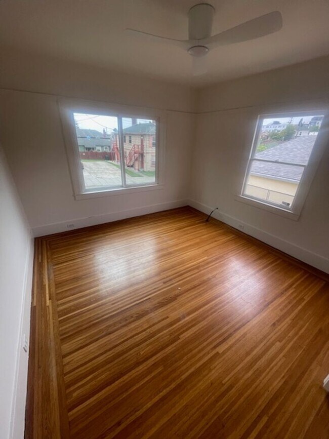 Building Photo - Great House in Oakland! 2 Beds, 1 Bath