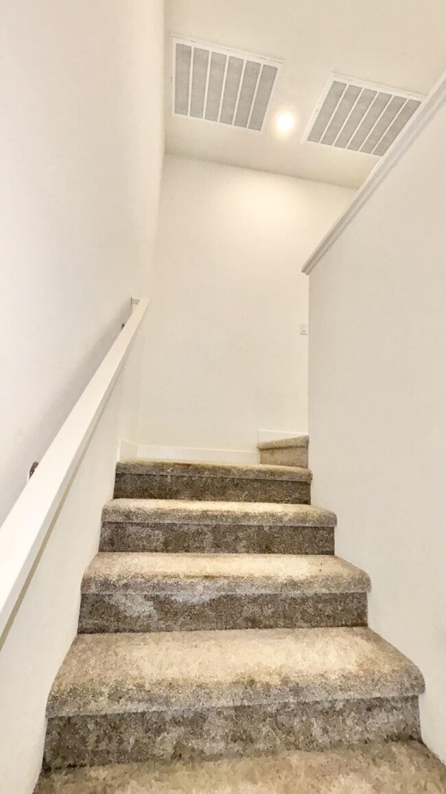 Building Photo - 4 Bedrooms Available University Park