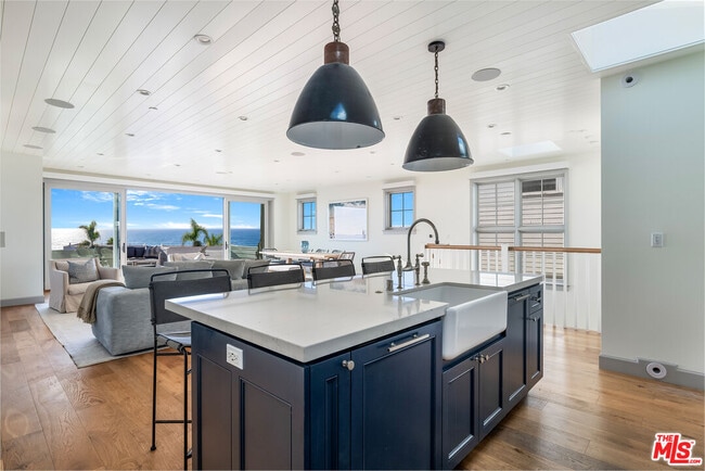 Building Photo - 703 Bayview Dr