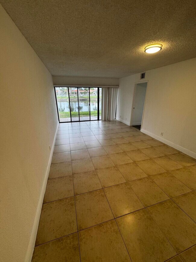 Building Photo - 1525 Lake Crystal Dr