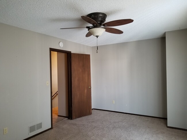 Building Photo - 2 Bed/1.5 Bath - Washer and Dryer in home!