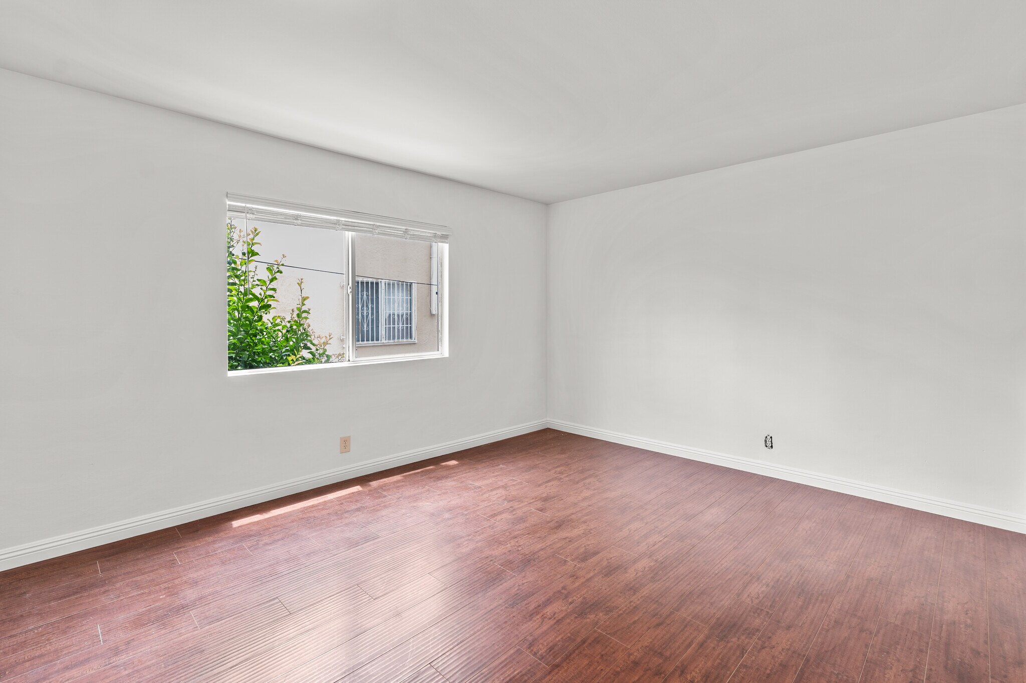 Building Photo - 1142 S Serrano Ave