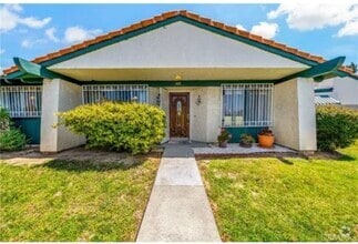 Building Photo - 305 King Ct