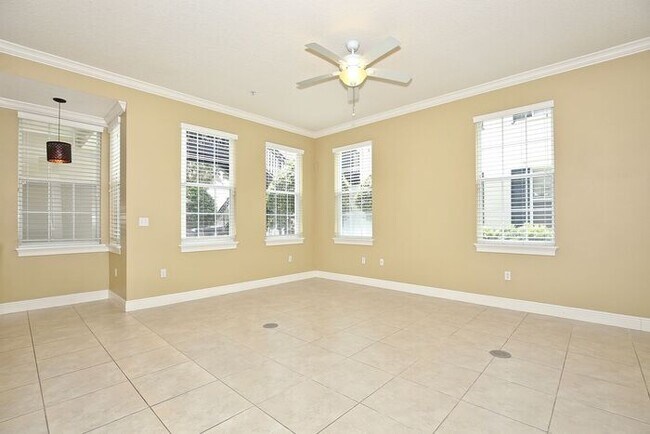 Building Photo - Stunning 3/2.5 Spacious Townhome with a 2 Car Garage Located in the Desirable Baldwin Park - Orla...