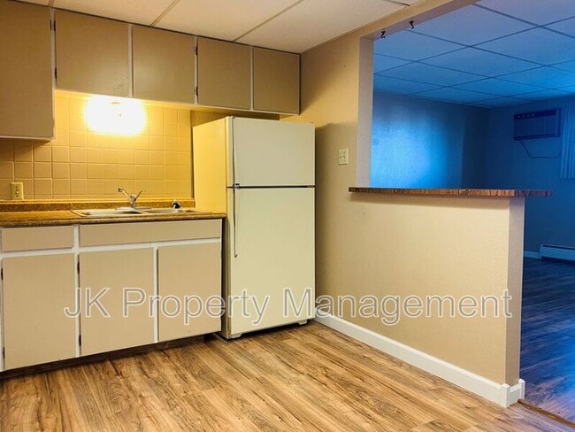 Building Photo - 1401-142B 2b St S