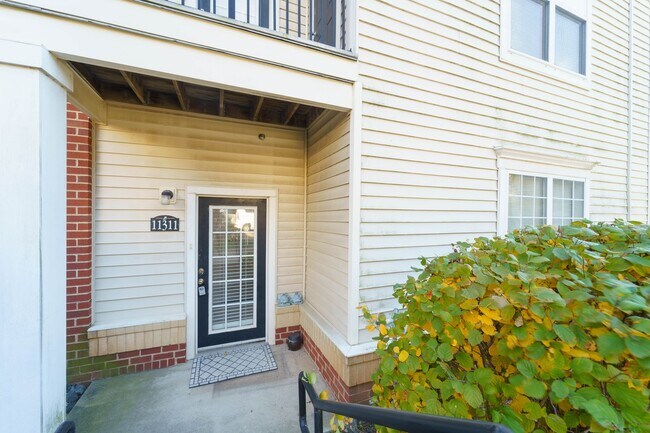 Building Photo - 3 level 2 BR 2BA condo in Fairfax Ridge
