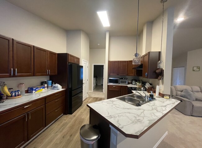 Building Photo - Spacious 3 bedroom/2 bathroom/2 car garage...