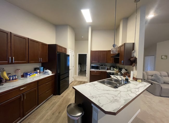 Building Photo - Spacious 3 bedroom/2 bathroom/2 car garage Ranch style home in Palmer with Soaring ceilings and m...