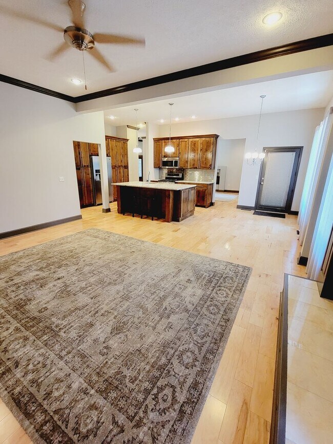 Building Photo - Spacious & Unique in Twin Oaks, Southwest ...