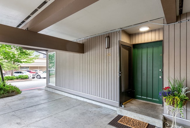 Building Photo - Bellevue Square Ground Floor 2 Bedroom Condo with a deck