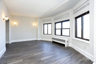 Interior Photo - 1033 W Loyola