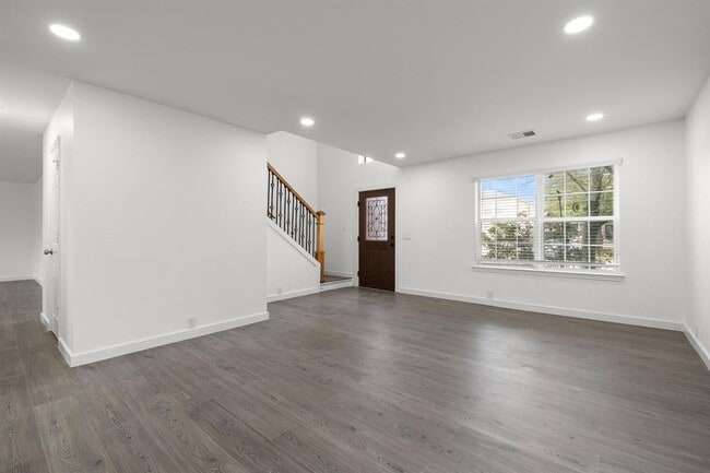 Building Photo - 2204 Founder Dr