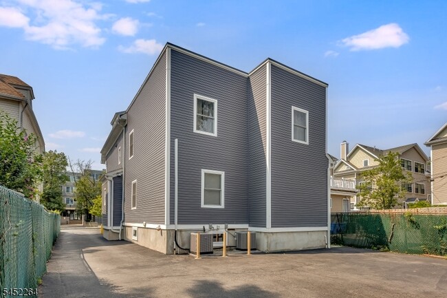Building Photo - 47 Greenwood Ave