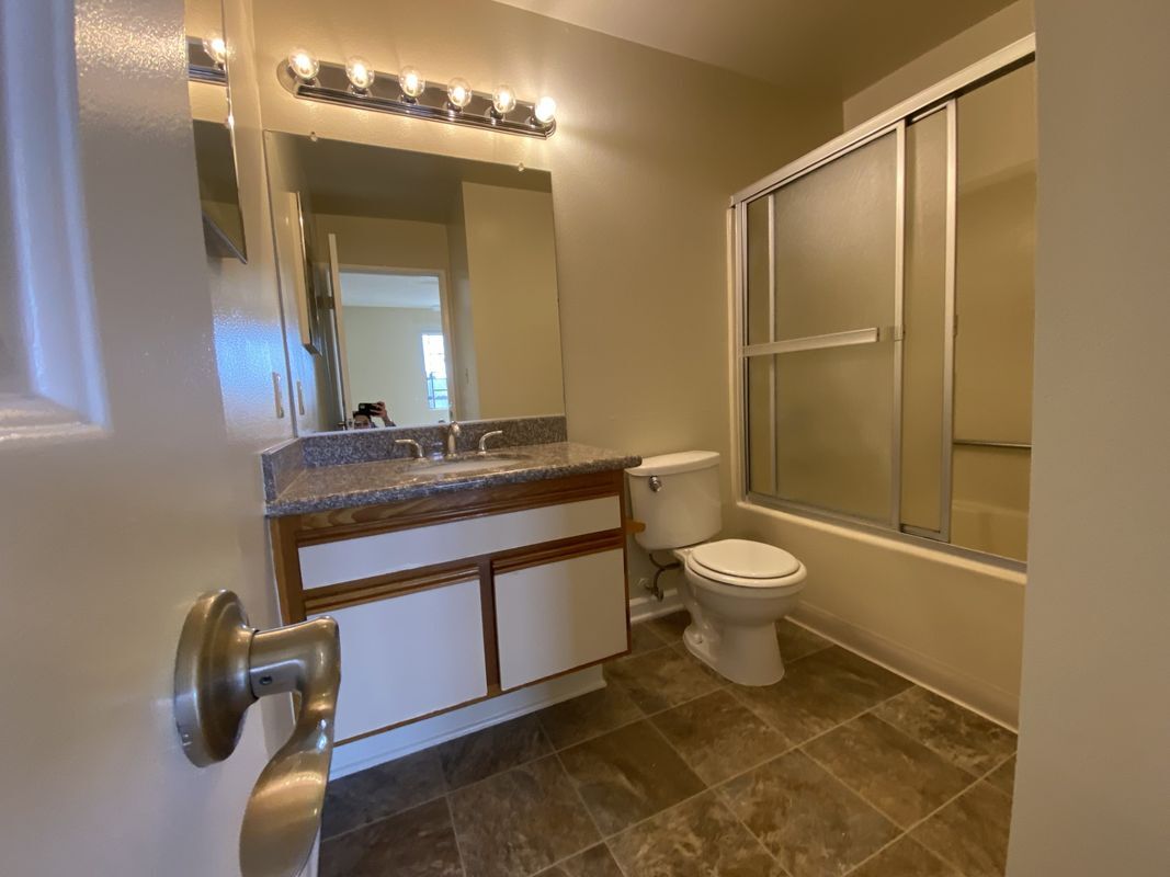 Building Photo - 300 E Tujunga Ave