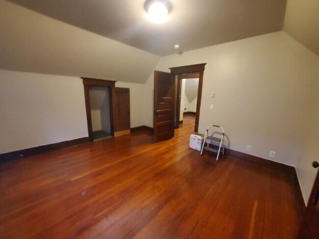 Building Photo - Charming 4 Bedroom + Bonus - 1 Bath Unit in University District