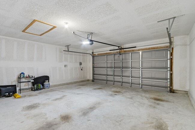 Building Photo - Modern 4BR Home with 3 Full Baths in River Glen | Screened Porch & Resort-Style Amenities