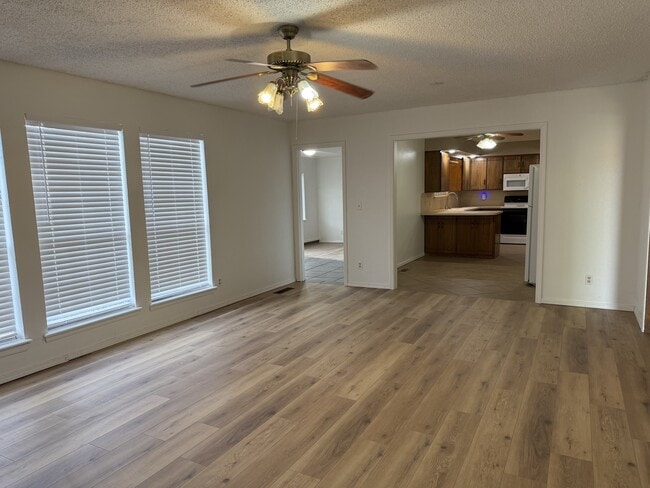 Building Photo - 202 N Cimarron Dr