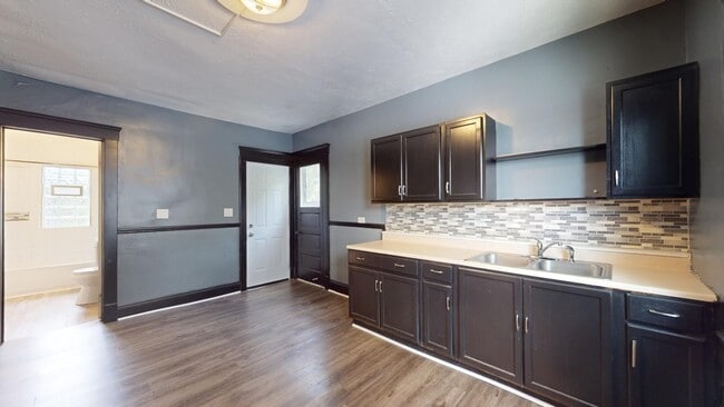 Building Photo - 4104 Clybourne