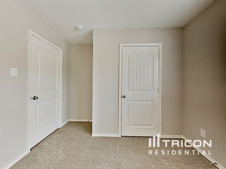 Building Photo - 3025 Iris Dr