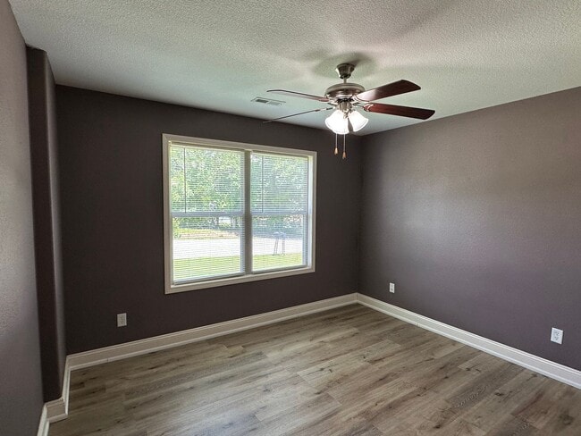 Building Photo - Well Maintained 3 Bed 2 Bath w/ Fence in Waynesville