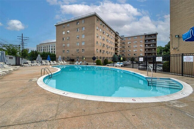 Building Photo - 470 Halstead Ave