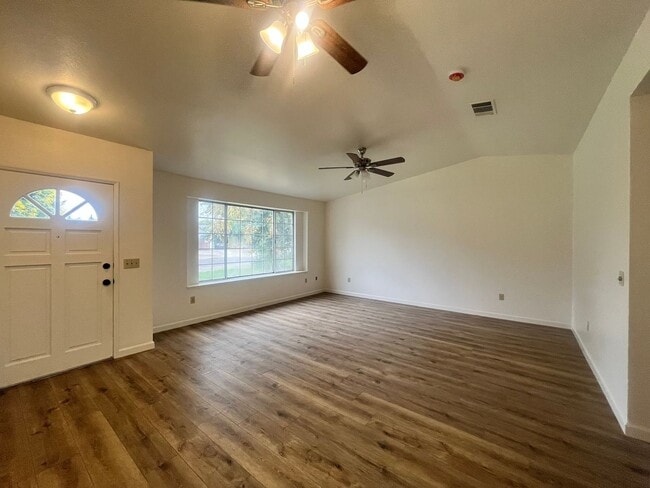 Building Photo - 2405 W Buena Vista Ave