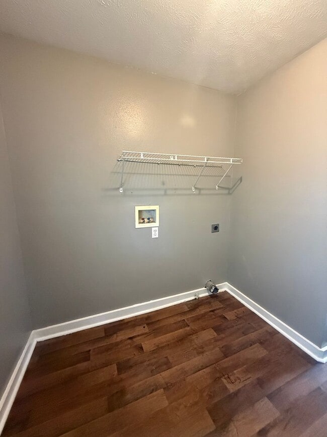Building Photo - Rent this GREAT 2 BEDROOM home with, FULLY FENCED front and back yard.