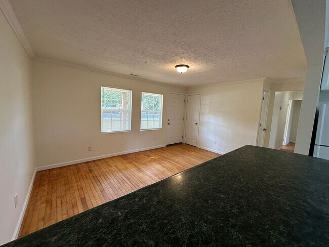 Building Photo - Stunning Original Hardwoods & Seamless Single-Level Living in Oak Ridge!
