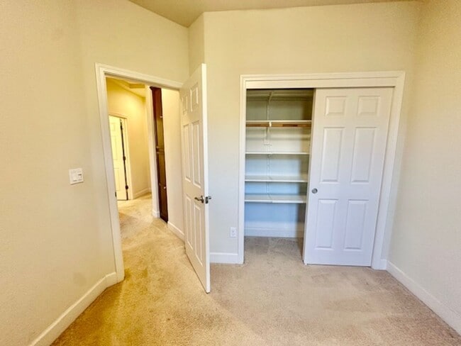 Building Photo - Modern Beautiful Townhome with Great Schoo...