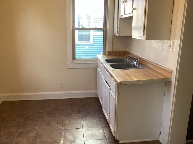 Building Photo - 3 Bedroom Single Family Home