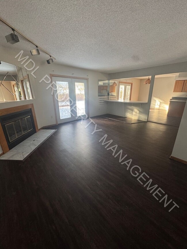 Building Photo - Beautiful 2 Bedroom 2.5 Bath home in Saginaw Township!