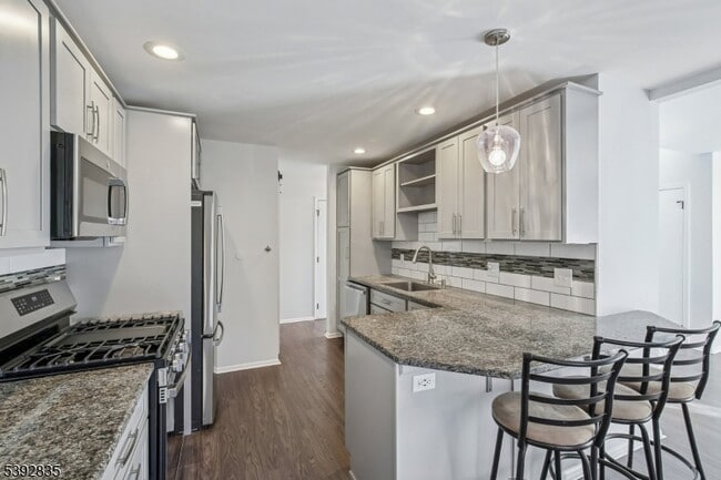 Building Photo - 13 Winding Brook Rd