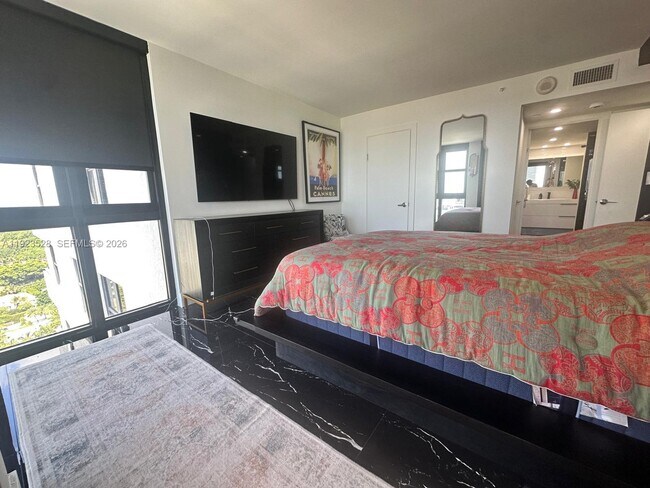 Building Photo - 2555 Collins Ave