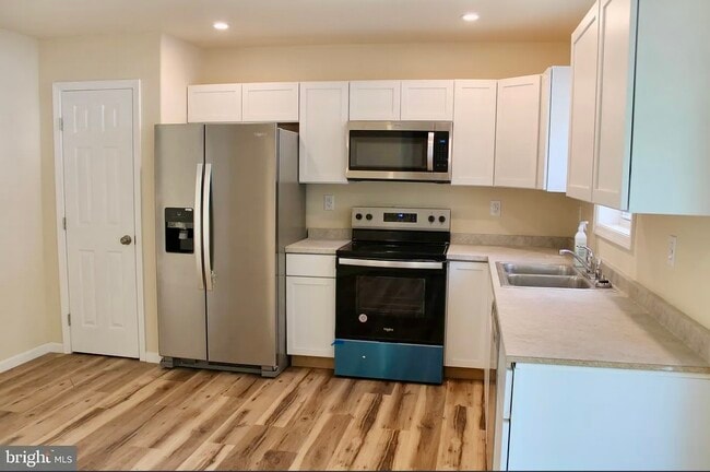 Building Photo - 520 Clyde Ave