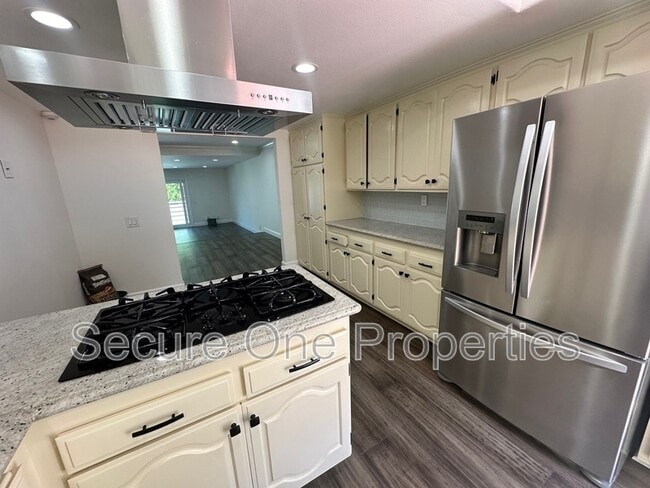 Building Photo - 4671 Club View Dr
