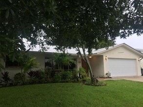 Building Photo - CHARMING 2 BEDROOM POOL HOME IN THE HEART OF JENSEN BEACH