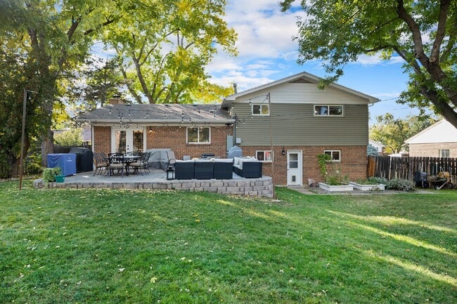 Building Photo - Beautiful home on large lot. Available 5/15