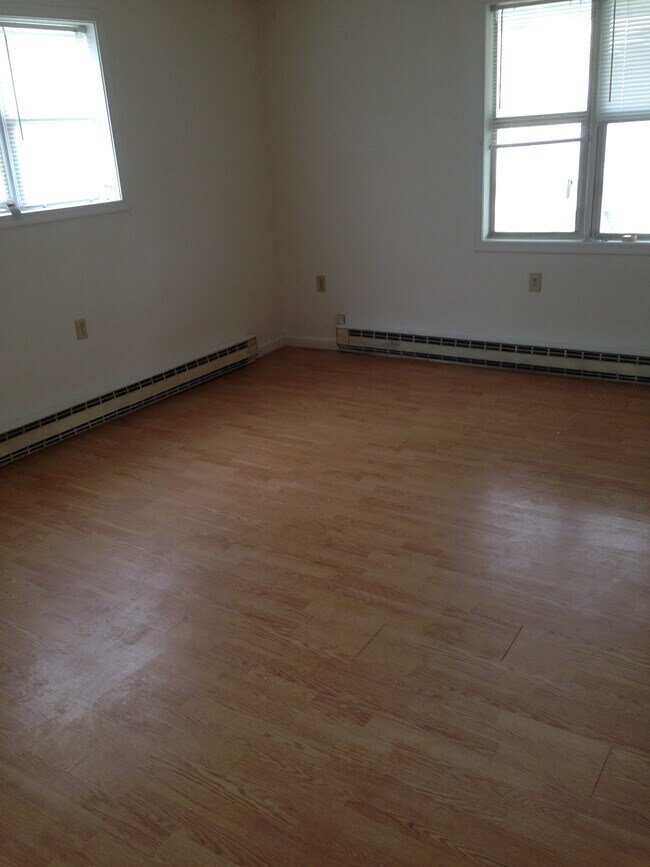 Building Photo - 487 Rooney Ave