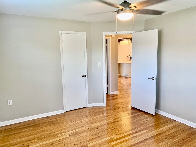 Building Photo - 3893 Mantell Ave