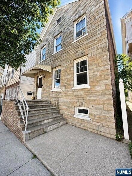 Building Photo - 120 Grant Ave