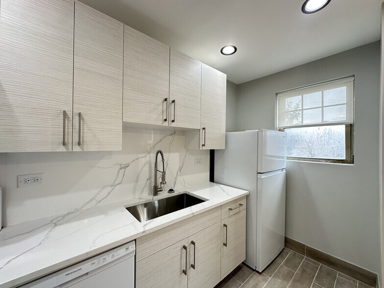 Building Photo - 324 S Maple Ave