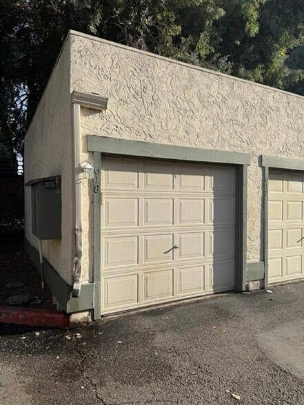 Building Photo - 618 Lakehaven Ter