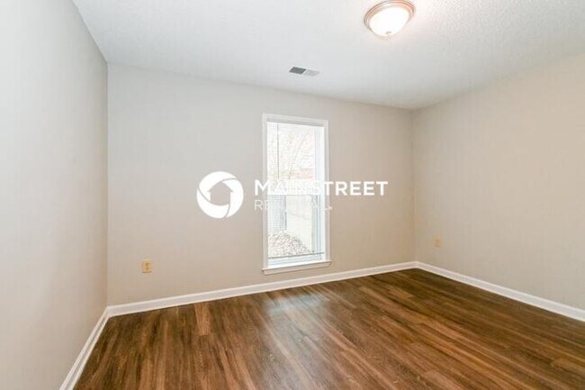 Building Photo - 4 Bedroom Pet-Friendly Home in MEMPHIS, TN with Main Street Renewal