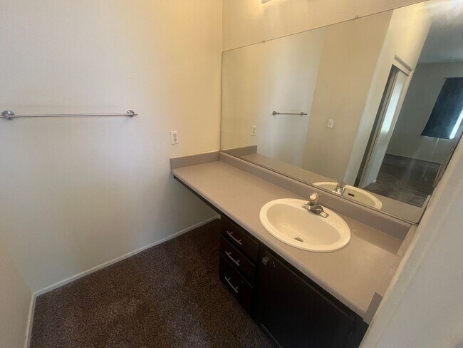 Building Photo - Amazing 2 bedroom Home- NW